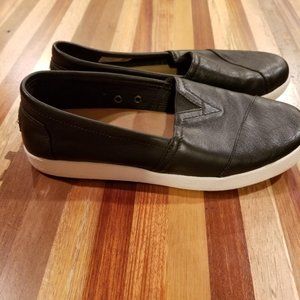 Amazing black leather Toms size 8